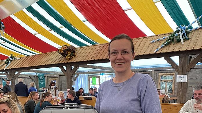 Personalreferentin Nicole Hofmeister (43) hat einen Überraschungskoffer für 270 Euro ersteigert....