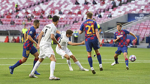 Traf beim Jahrhundert-Spiel gegen die Katalanen im Champions-League-Viertelfinale 2020 gleich doppelt: Thomas Müller, hier beim 1:0, bei dem die Barça-Profis lediglich als verdutzte Zuschauer auffielen.