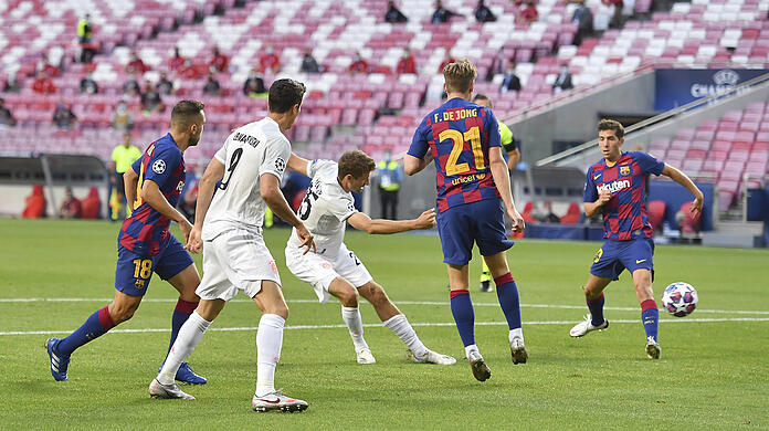 Traf beim Jahrhundert-Spiel gegen die Katalanen im Champions-League-Viertelfinale 2020 gleich doppelt: Thomas Müller, hier beim 1:0, bei dem die Barça-Profis lediglich als verdutzte Zuschauer auffielen.
