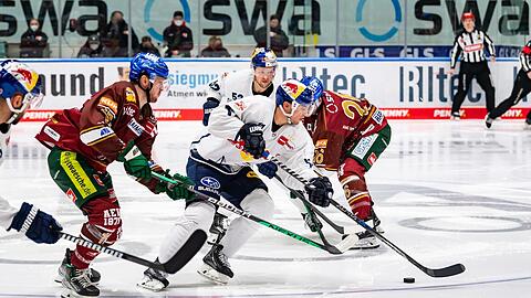 Immer ein, zwei Schritte voraus: Der EHC mit Nationalspieler Frederik Tiffels stellt in Augsburg eine DEL-Bestmarke ein.