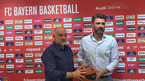 Pablo Laso (l), neuer Trainer der Basketballer des FC Bayern München, und Marko Pesic, Sportdirektor des FC Bayern, bei der Vorstellung von Laso.