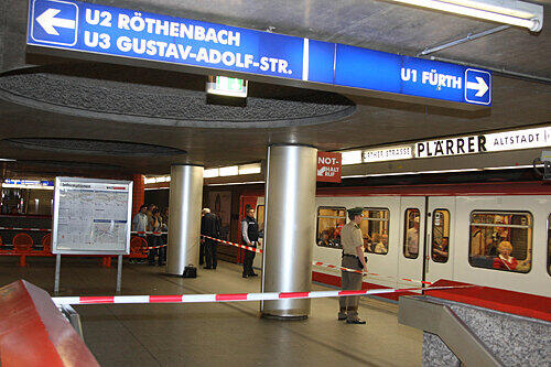 Der Tatort im U-Bahnhof Plärrer: Hier schlug der Täter (Glatze oder ganz kurze, helle Haare, Bartflaum am Kinn) zu. Die Polizei (0911/2112-3333) bittet Zeugen, sich zu melden.