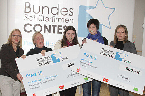Swantje Gröning (li.) und Edda Mammen (re.) mit den Müller-MedienSchecks für Andi Hildner, Cinderella Bär, Julia Salinger (von li.).