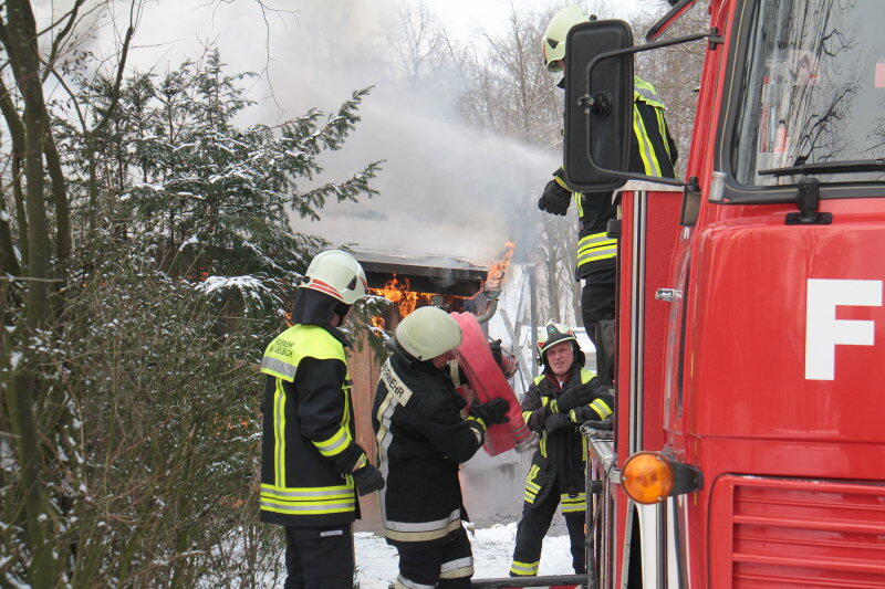 Bei einem Brand in einem Hotel im Kurort Bad Griesbach (Landkreis Passau) sind am Freitagmorgen 80 Menschen mit dem Schrecken davongekommen - die Bilder.