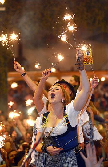 Die emotionalsten Bilder vom Wiesn-Kehraus: Bedienungen feiern am 07.10.2012 in München den traditionellen Kehraus im Höfbräu-Festzelt und beschließen damit ihre arbeitsreiche Zeit auf dem Oktoberfest. Nach 14-tägiger Dauer ging am Sonntag das 179. Oktoberfest zu Ende.