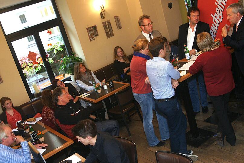 Am ersten Tag des AZ-Cafés diskutierte Kultus- Minister Ludwig Spaenle mit Eltern und Schülern über das bayerische Gymnasium, volle Lehrpläne und zu große Klassen.