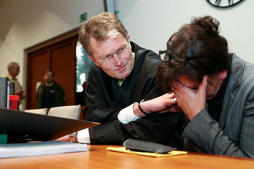Rechtsanwalt Jürgen Schmidt versucht die weinende Angeklagte Dagmar D. vor Prozessbeginn in einem Saal des Landgerichts Hof zu beruhigen.