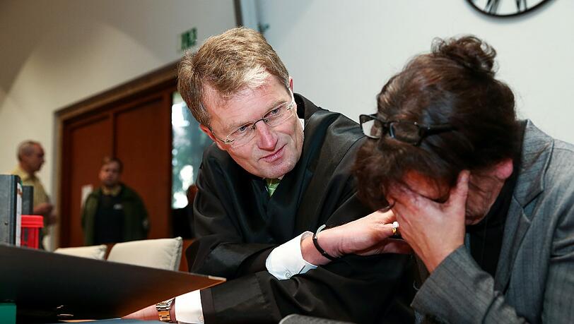 Rechtsanwalt Jürgen Schmidt versucht die weinende Angeklagte Dagmar D. vor Prozessbeginn in einem Saal des Landgerichts Hof zu beruhigen. Rechtsanwalt Jürgen Schmidt versucht die weinende Angeklagte Dagmar D. vor Prozessbeginn in einem Saal des Landgerichts Hof zu beruhigen.