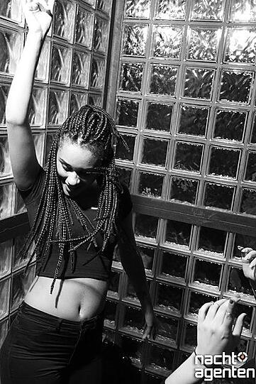 Mit Hip Hop, Dancehall, Funk, Trap heizte DJ Tereza den Gästen am Freitagabend im Crux ein.
