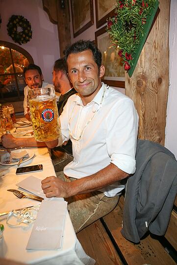 Hasan Salihamidžiæ lässt sich seine Maß im Käfer-Zelt schmecken.