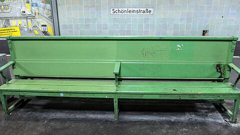 Das Opfer lag auf einer Bank im Kreuzberger U-Bahnhof Schönleinstraße.