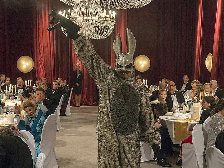 Bunny Frank (Thomas Sarbacher) versetzt im "Tatort" die Besucher einer Gala in Angst und Schrecken