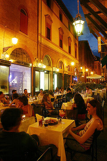 Was die Menschen an Italien lieben? Den besonderen Flair und die Liebe zu Kultur & Genuss - so wie hier in einem Straßenlokal in Bologna.