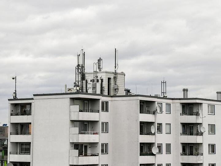 Mobilfunkantennen auf dem Dach eines Wohnhauses. Die fünfte Mobilfunkgeneration (5G) wird einer Studie zufolge in Zukunft nicht nur beim mobilen Datenverkehr eine tragende Rolle spielen, sondern auch immer häufiger für einen funkgebundenen Hausanschluss genutzt werden.