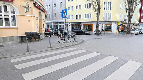 Ecke Buttermelcherstraße/Baaderstraße: Hier sind viele Autofahrer zu schnell unterwegs und/oder missachten den Vortritt der Fußgänger am Zebrastreifen.