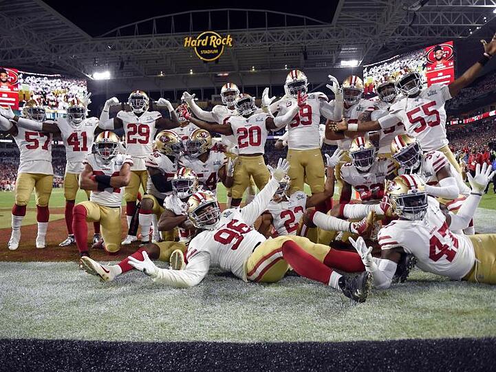 Da war die Stimmung noch ausgelassen: Spieler der San Francisco 49ers jubeln während des Spiels.