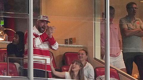 Taylor Swift mit ihrem Verlobten Travis Kelce bei einem College-Football-Spiel in Kansas City. (Archivbild)