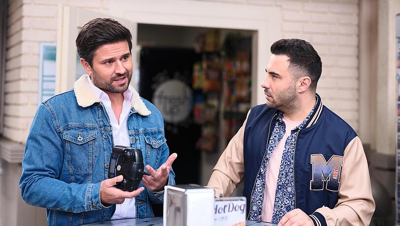 "Unter uns": Easy (r.) horcht auf, als Paco ihm von dem mysteriösen Mann in Patrizias Wohnung erzählt.