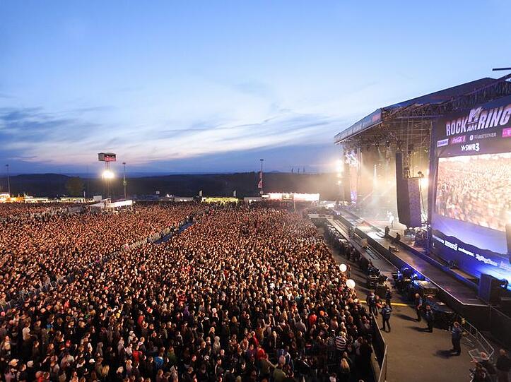 Tausende Besucher des Musikfestivals «Rock am Ring» stehen vor der Hauptbühne.
