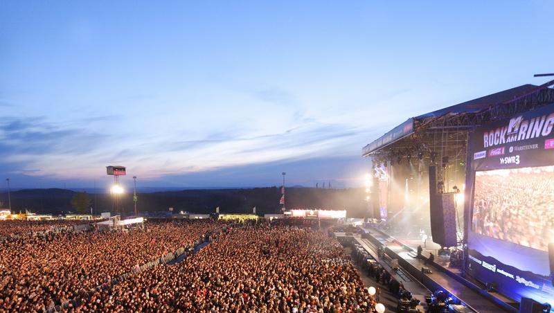 Tausende Besucher des Musikfestivals «Rock am Ring» stehen vor der Hauptbühne. Tausende Besucher des Musikfestivals «Rock am Ring» stehen vor der Hauptbühne.
