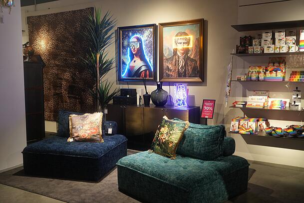 Farbige Sofaelemente vor dem Pride-Regal. Farbige Sofaelemente vor dem Pride-Regal.