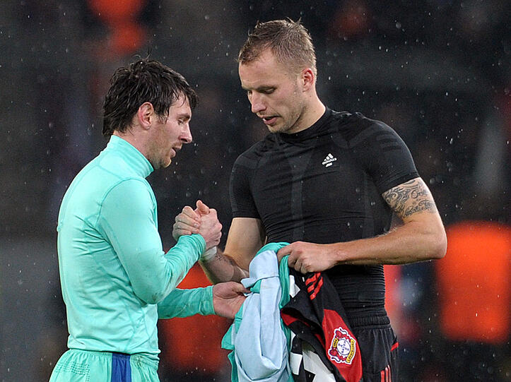 Leverkusens Kadlec beim Trikottausch mit Messi.