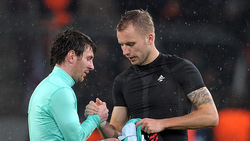 Leverkusens Kadlec beim Trikottausch mit Messi. Leverkusens Kadlec beim Trikottausch mit Messi.