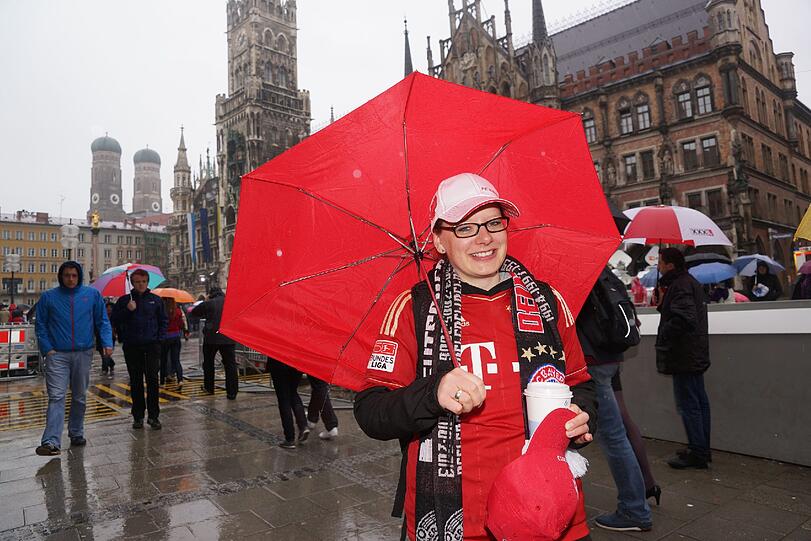 Das lange Warten auf die Pokalhelden. Es regnet und regnet und dennoch warten schon tausende Bayern-Fans auf das Eintreffen der Bayern-Stars. Die Bilder vom Marienplatz