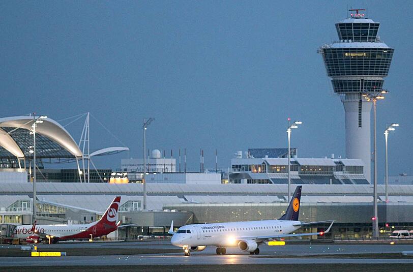 Mit Verspätung erreichte das Flugzeug am Donnerstag den Flughafen München (Archivbild)