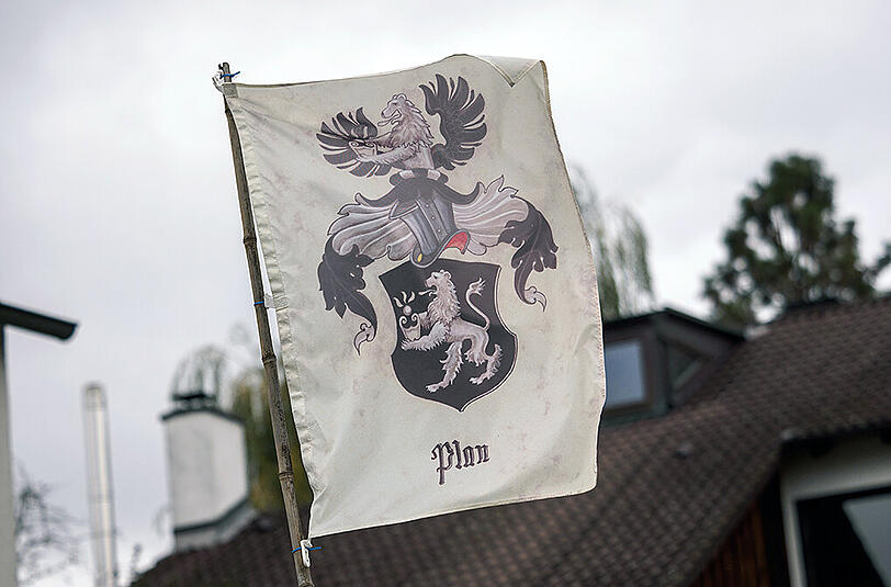 Die Flagge im Garten des Reichsbürgers in Georgensgmünd, der im Oktober einen Polizisten erschossen hatte.