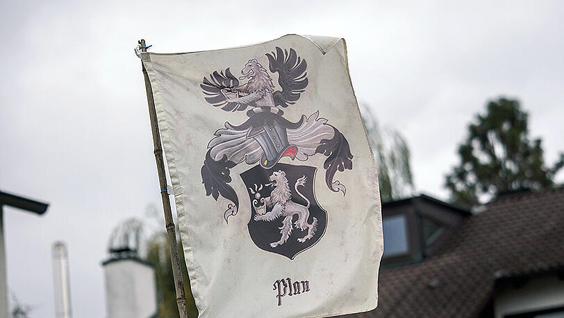 Die Flagge im Garten des Reichsbürgers in Georgensgmünd, der im Oktober einen Polizisten erschossen hatte. Die Flagge im Garten des Reichsbürgers in Georgensgmünd, der im Oktober einen Polizisten erschossen hatte.