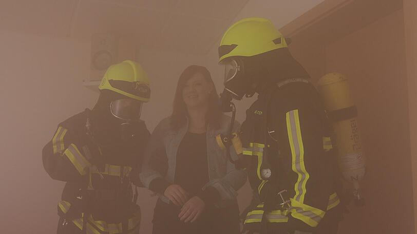 Die Feuerwehr-Übung diente ausschließlich dem Antrag von Sebastian. Seine Liebste Lisa war total überrascht und war bis zuletzt ahnungslos. Die Kameraden hielten dicht.