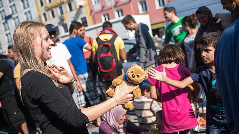 Im Herbst 2015 kamen viele Flüchtlinge am Münchner Hauptbahnhof an. Jetzt muss etwas für die Integration getan werden, fordert die Flüchtlingshilfe.
