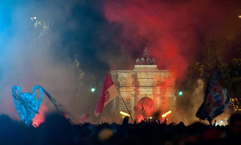So ausgelassen feiern die Fans auf der Leopoldstraße den Bayern-Sieg. Die Bilder