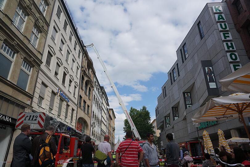 Brand in der Kaufingerstraße am Dienstagnachmittag: Die Feuerwehr rückte mit Drehleitern an.