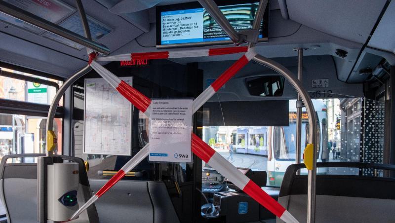 Der Vordereingang dieses Linienbusses in Augsburg ist zum Schutz vor einer Infektion mit dem Coronavirus abgesperrt. Der Vordereingang dieses Linienbusses in Augsburg ist zum Schutz vor einer Infektion mit dem Coronavirus abgesperrt.