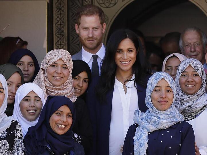 Prinz Harry (M, hinten) und Herzogin Meghan beim Besuch eines Internats im marokkanischen Asni.