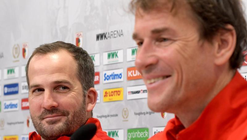 Co-Trainer Jens Lehmann (r.) sitzt bei einer Pressekonferenz des FC Augsburg neben Trainer Manuel Baum. Foto: Stefan Puchner/Archiv Co-Trainer Jens Lehmann (r.) sitzt bei einer Pressekonferenz des FC Augsburg neben Trainer Manuel Baum. Foto: Stefan Puchner/Archiv