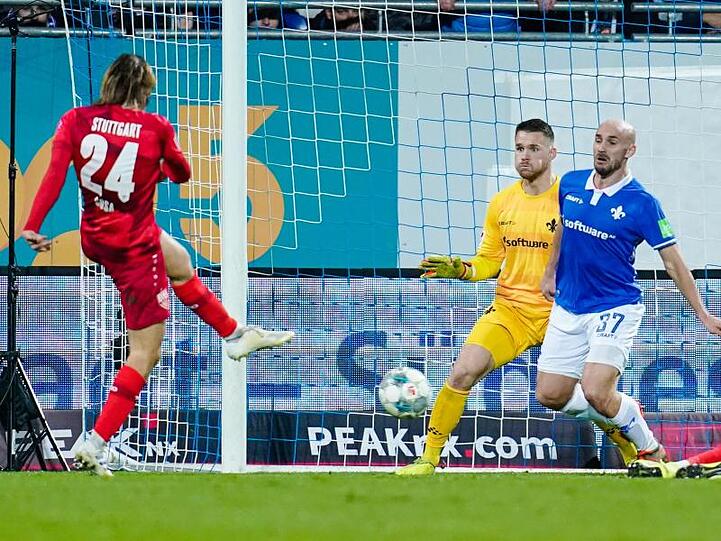 Borna Sosa (l) ließ 98-Keeper Marcel Schuhen keine Chance und rettete dem VfB Stuttgart einen Punkt in Darmstadt.