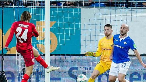 Borna Sosa (l) ließ 98-Keeper Marcel Schuhen keine Chance und rettete dem VfB Stuttgart einen Punkt in Darmstadt.