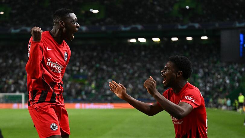 Dank Randal Kolo Muani (l) überwintert die Eintracht in der Champions League.
