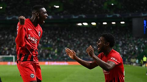 Dank Randal Kolo Muani (l) überwintert die Eintracht in der Champions League.