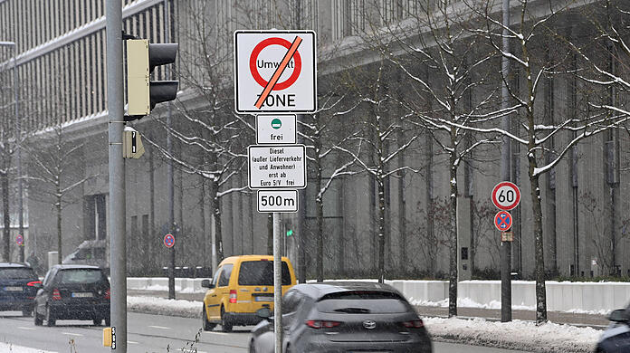 Die Schilder zum Diesel-Verbot stehen bereits in der Stadt.