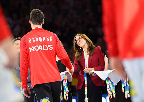 Nach dem Spiel überreichte die Königin der dänischen Mannschaft die Silbermedallien Nach dem Spiel überreichte die Königin der dänischen Mannschaft die Silbermedallien
