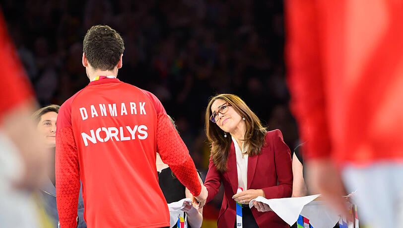 Nach dem Spiel überreichte die Königin der dänischen Mannschaft die Silbermedallien Nach dem Spiel überreichte die Königin der dänischen Mannschaft die Silbermedallien