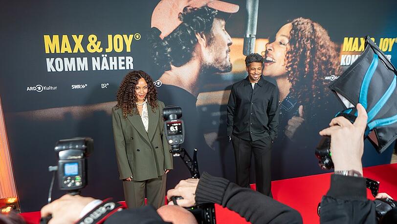 Premierenfeier der ARD-Doku-Serie "Max & Joy - Komm näher" am Mittwochabend (7. Mai) in der ASTOR Film Lounge in Berlin mit rund 200 Gästen. Sängerin Joy Denalane und Regisseur Sékou Neblett im Blitzlicht auf dem Roten Teppich.