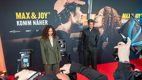 Premierenfeier der ARD-Doku-Serie "Max & Joy - Komm näher" am Mittwochabend (7. Mai) in der ASTOR Film Lounge in Berlin mit rund 200 Gästen. Sängerin Joy Denalane und Regisseur Sékou Neblett im Blitzlicht auf dem Roten Teppich.