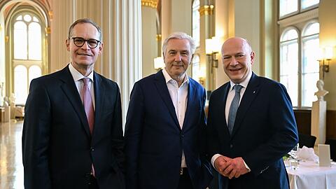 Der fr&uuml;here Regierende B&uuml;rgermeister Klaus Wowereit zwischen seinen Nachfolgern Michael M&uuml;ller (links, SPD) und Kai Wegner (rechts, CDU) im Jahr 2025. (Archivbild)