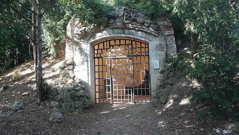 Auf einem Hügel in dem kleinen Park ist dem deutschen Dichter Heinrich Heine eine Grotte gewidmet. Auf einem Hügel in dem kleinen Park ist dem deutschen Dichter Heinrich Heine eine Grotte gewidmet.