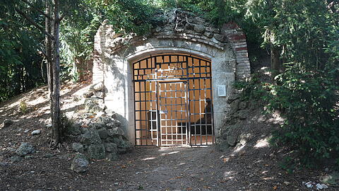 Auf einem H&uuml;gel in dem kleinen Park ist dem deutschen Dichter Heinrich Heine eine Grotte gewidmet.